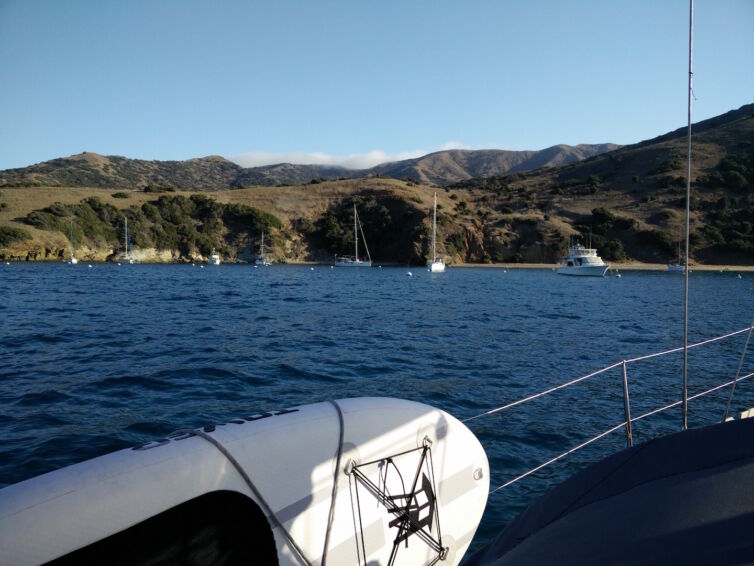motor-sailing-approach-on-emerald-bay