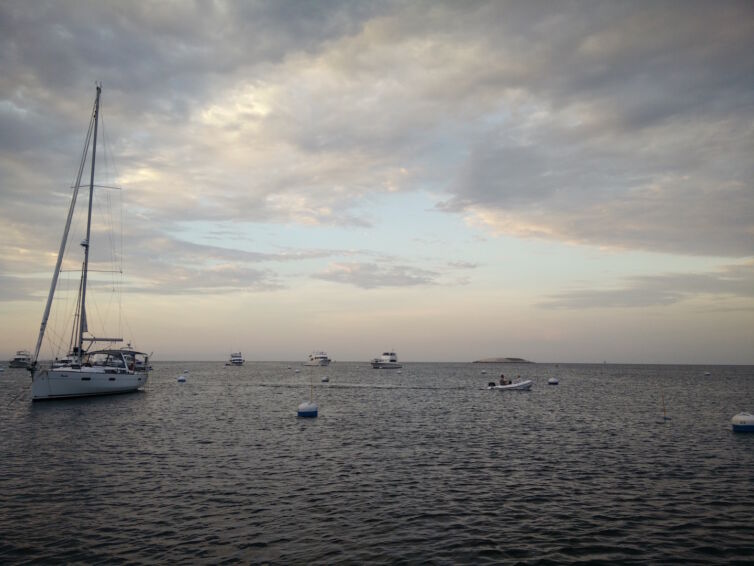 two-harbors-looking-aft-neighbors-going-in